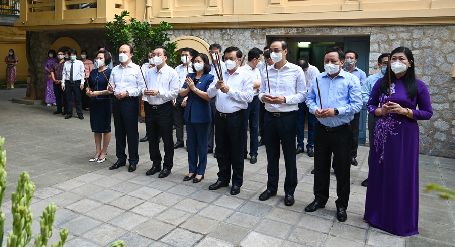 Các đồng chí lãnh đạo TP Hà Nội dâng hương tưởng niệm Tổng Bí thư Trần Phú